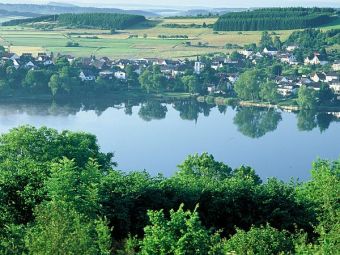 Der Ferienort Schalkenmehren mit See