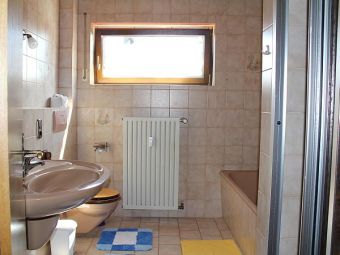 Ferienwohnung Vulkaneifel, Bad 1 mit Badewanne und separater Dusche