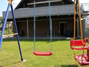 Ferienwohnung Vulkaneifel, Wiese mit Schaukel