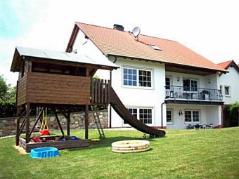 Wellness Ferienwohnung Üssbach, Wiese mit Kinderspieleinrichtungen