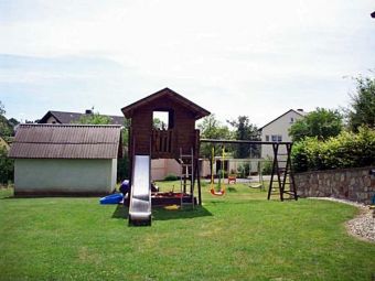 Wellness Ferienwohnung Üssbach, Wiese mit Kinderspieleinrichtungen