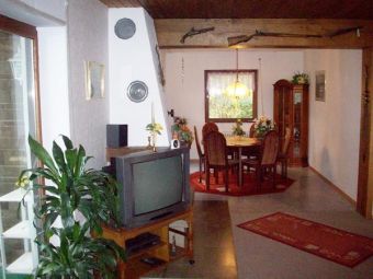 Ferienwohnung Immerather Maar, TV und Essecke 